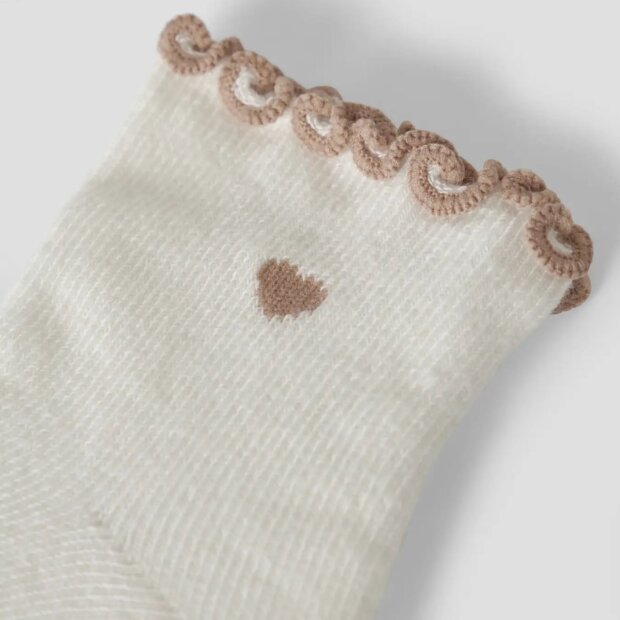 Lil Atelier Baby Söckchen Herzchen mit Rüschchen - Coconut Milk Oxford Tan