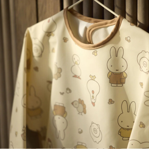 Jollein Lätzchen wasserdicht mit Ärmeln - Miffy Family Farm